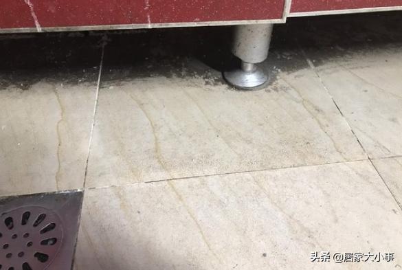 厨房地砖很粘怎么清理,厨房地砖油腻清理方法