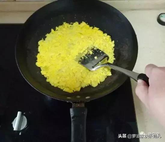 鸡蛋黄油治嘴唇干裂,秋冬婴儿嘴唇干裂辅食
