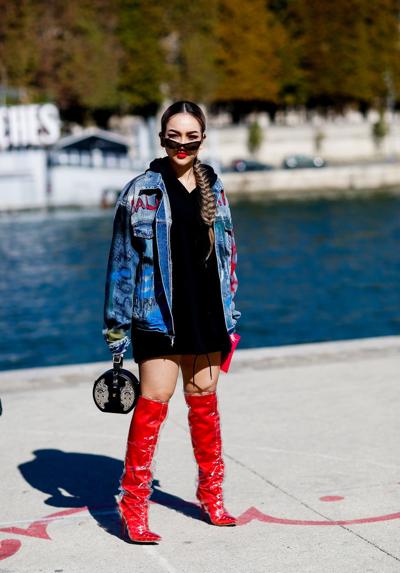 秋冬季节卫衣单穿有些冷，加件外套一起穿，舒适时尚又有范儿