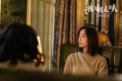 《被光抓走的人》|中年婚姻=平庸虚伪+出轨谎言+偏执自私?