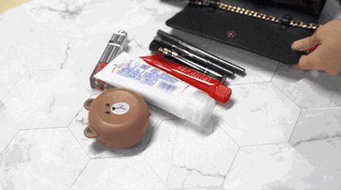 女生包里一定要装什么,女人包里应装些什么