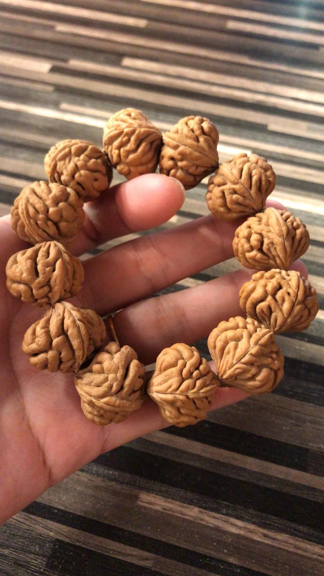 小桃核手串玩半个月什么效果,桃核手串买来怎么玩