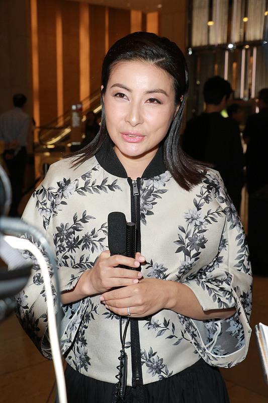 郭晶晶穿t恤亮相阔太范藏不住,郭晶晶穿香槟亮片礼服惊艳全场