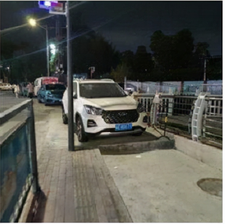 交警严查校园周边交通,车辆占据人行道几个月不动了