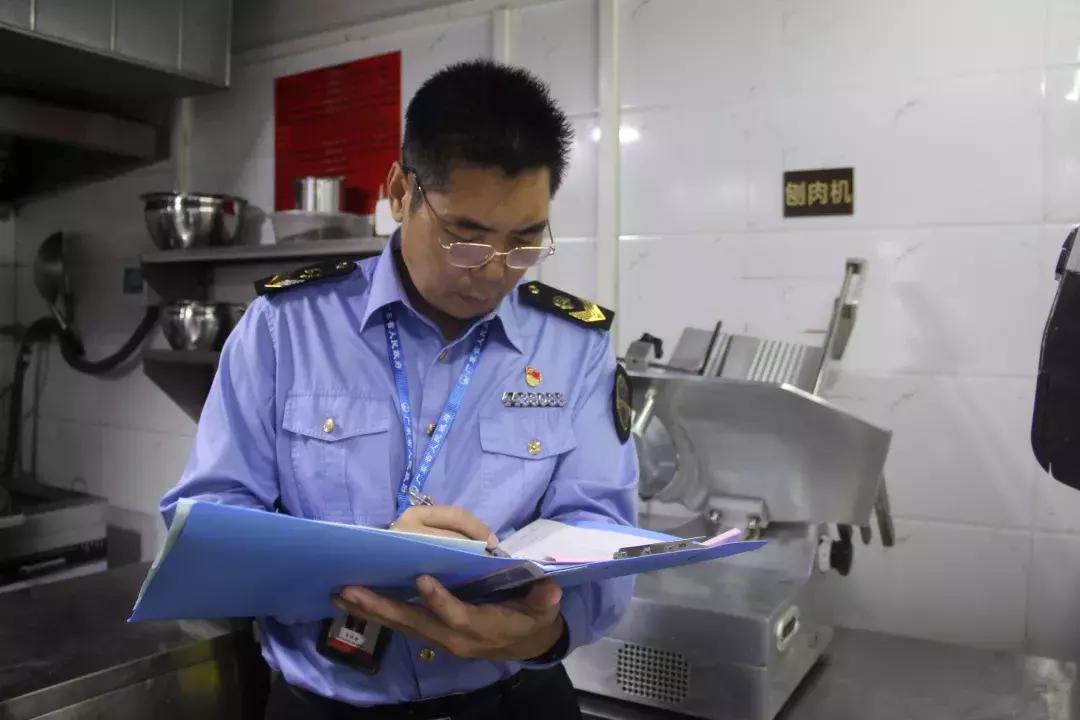 跟着“食安现场”走进梅华街道大型超市沃尔玛和吴铭怀旧火锅店