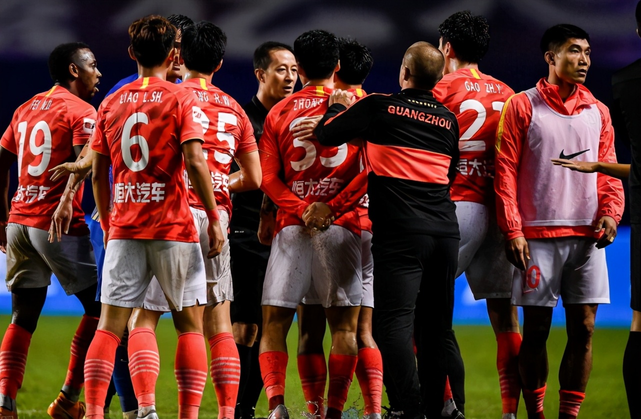 国足大佬未登场吃黄牌，怒踢水瓶到场内，精神领袖or江湖大哥？