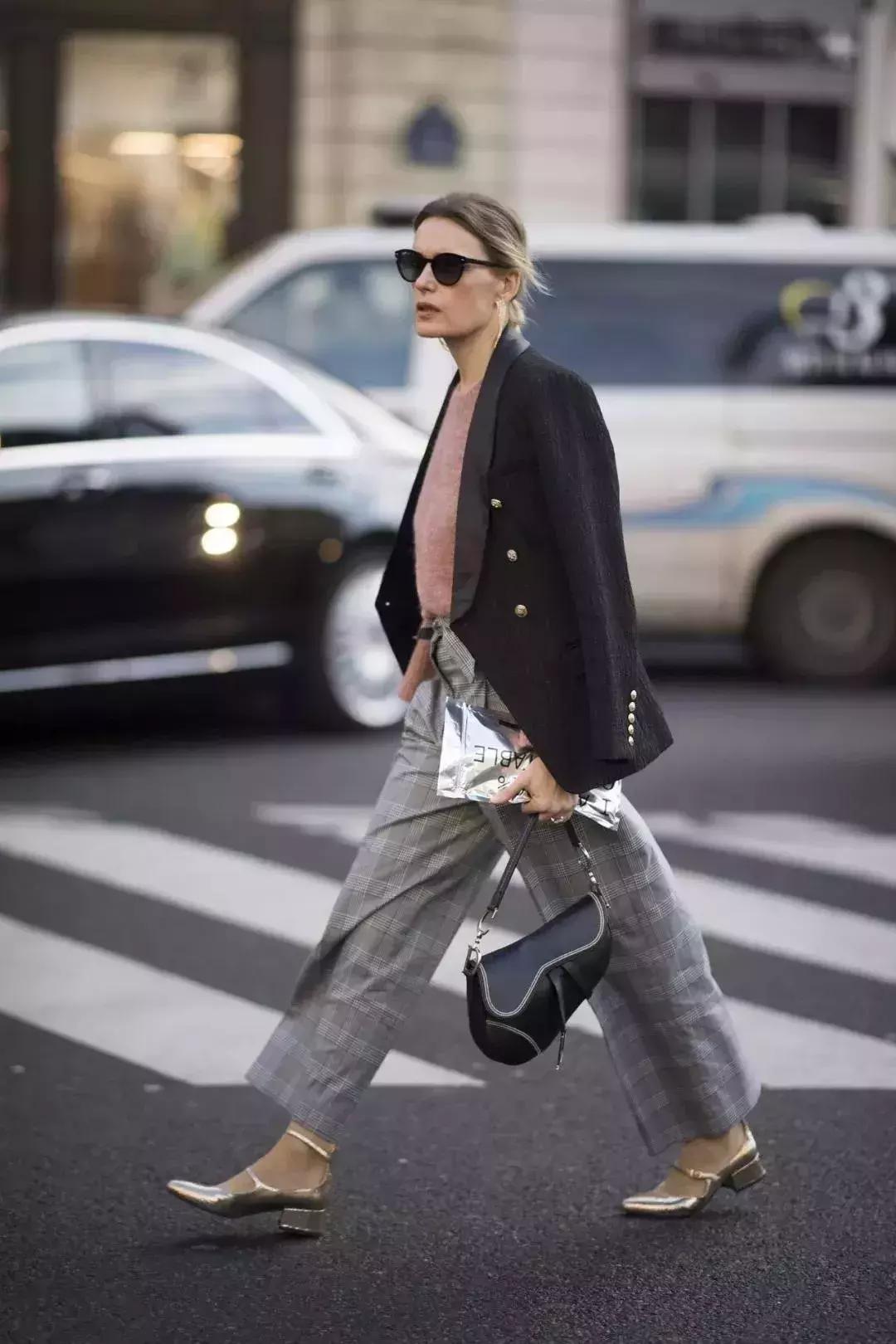 高级灰轻奢风格穿搭必备,轻奢粉色和灰色的搭配