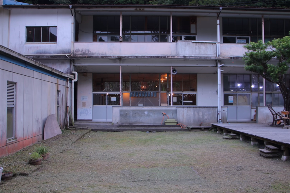 80后小伙回荒废10年农村大学,80后小伙回荒废十年的农村大学