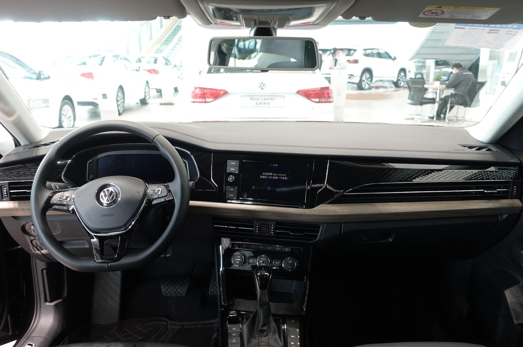 新款帕萨特后排对比迈腾后排空间,静态体验迈巴赫