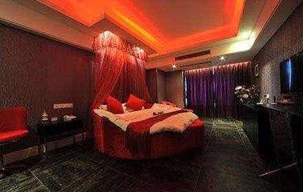 情侣酒店床单为什么都是白色的,情侣酒店的房间都是圆床吗