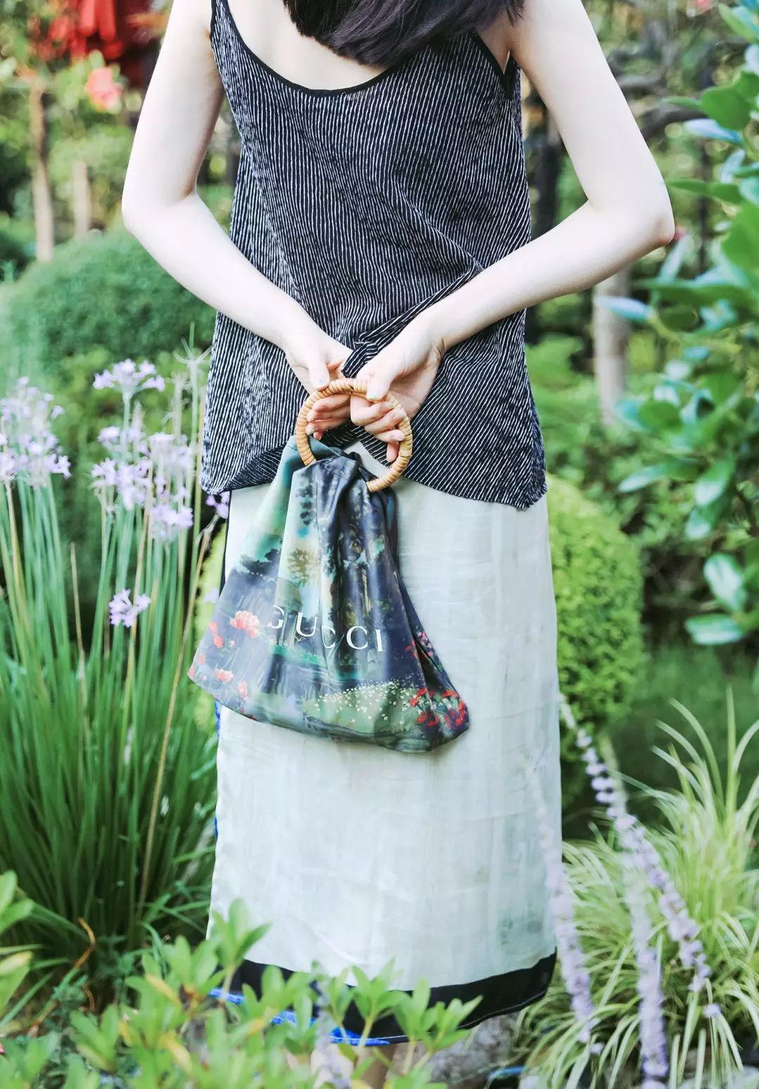 废旧纸袋如何做收纳包包,大牌纸袋斜挎包包改造教程