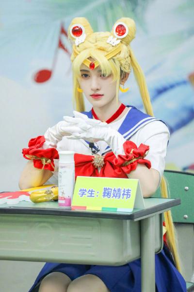 鞠婧祎COS水兵月造型，水手服配黄色假发，被网友调侃像女装大佬