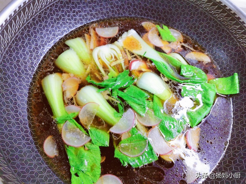 一清二白三红四绿五黄打三个字,一清二白四绿五黄