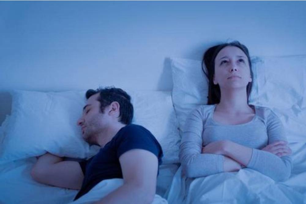 产后月子期间正确睡姿,产后坐月子姿势