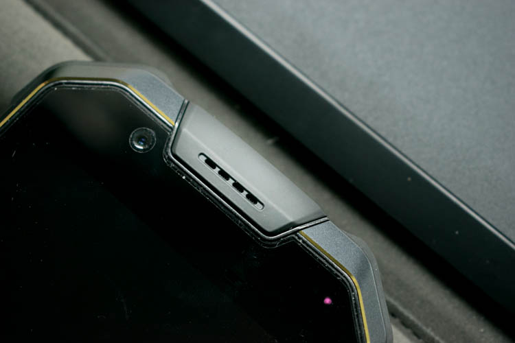 手机掉水里当场拿起来,手机掉入水中还可以正常使用