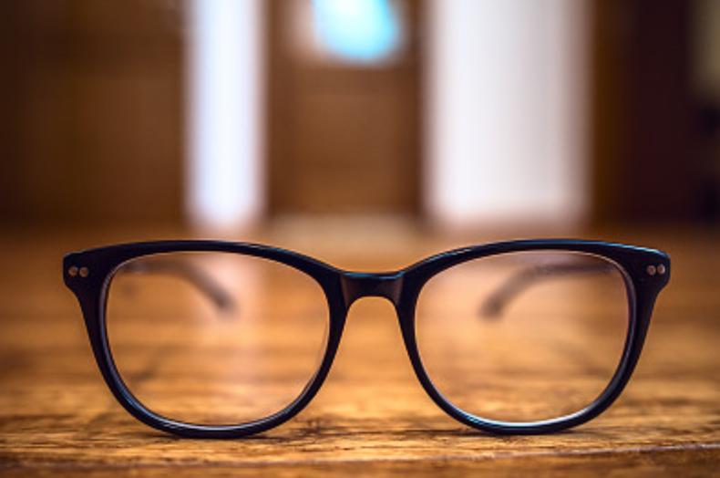 眼镜片花了能去店里抛光吗,眼镜片花了可以用砂纸打磨吗