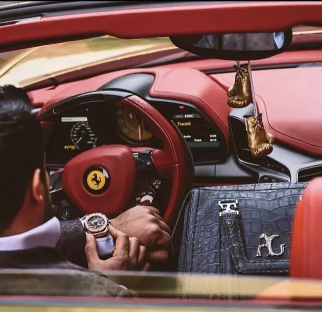 真以为开超跑穿SLP脚踩椰子的都是富二代？