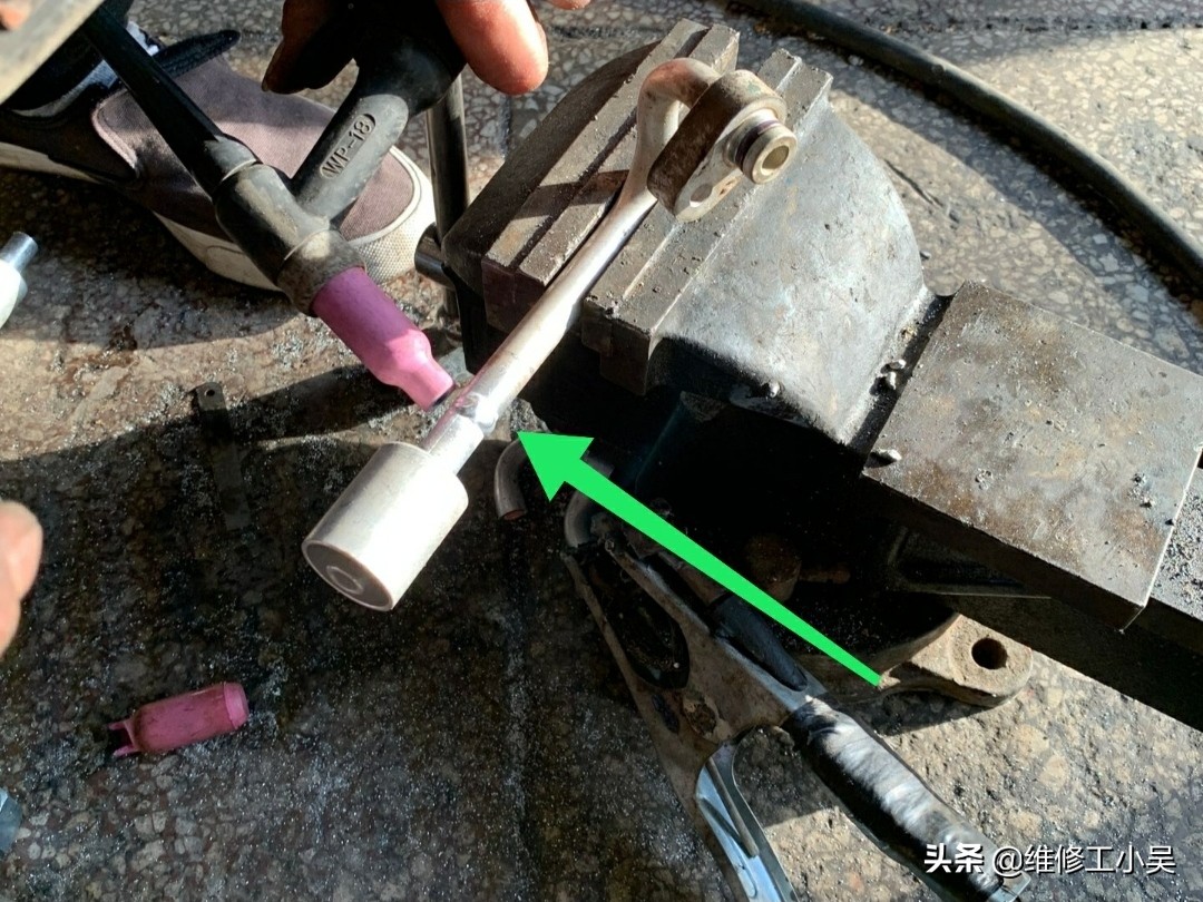 空调修理师傅泄漏氟利昂,汽车空调管道漏氟维修多少钱