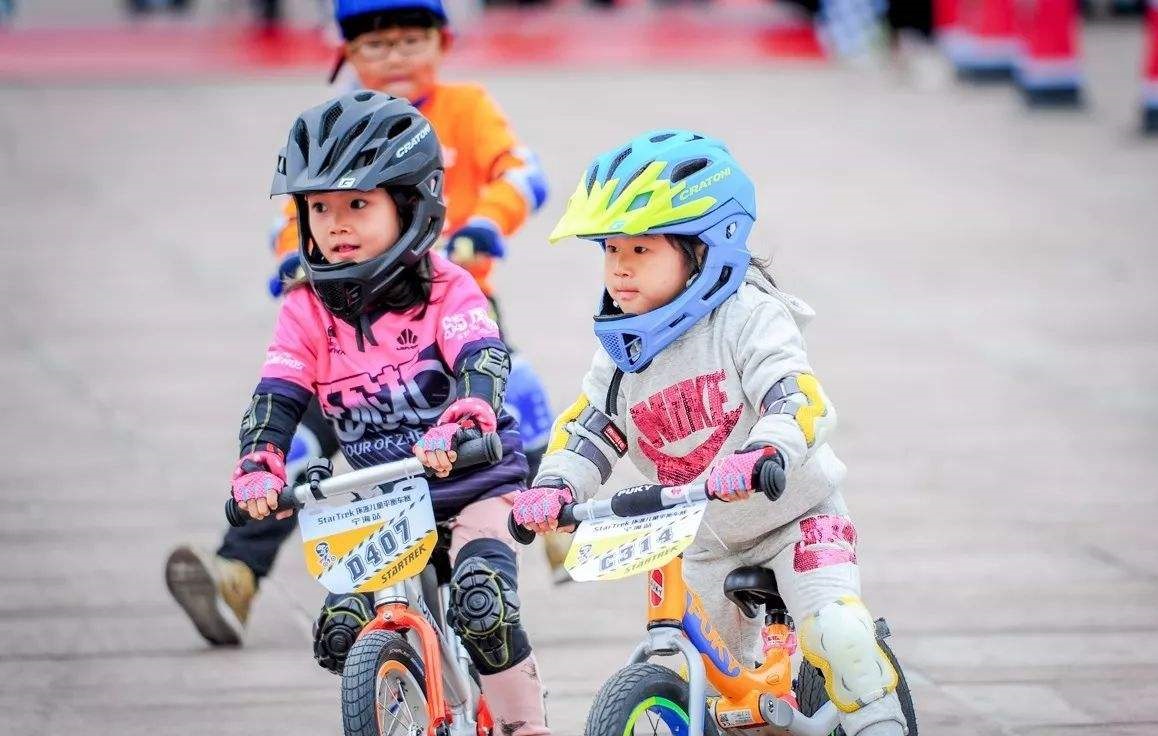 孩子户外骑车不慎跌倒，学会这几个方法让你不再手忙脚乱