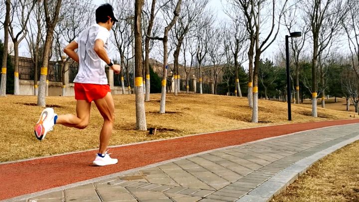 既能跑步又能上街的运动鞋