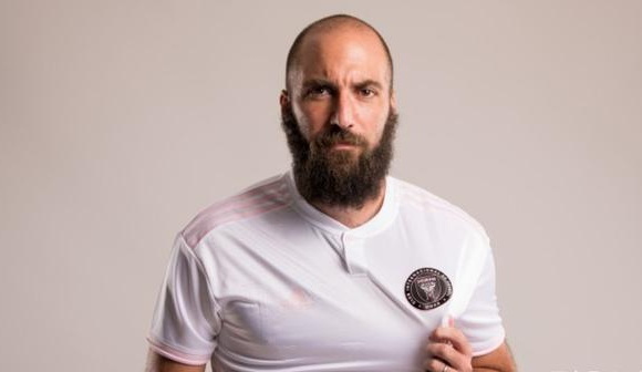 伊瓜因为什么总丢单刀,曾经球场追风少年已变成油腻大叔