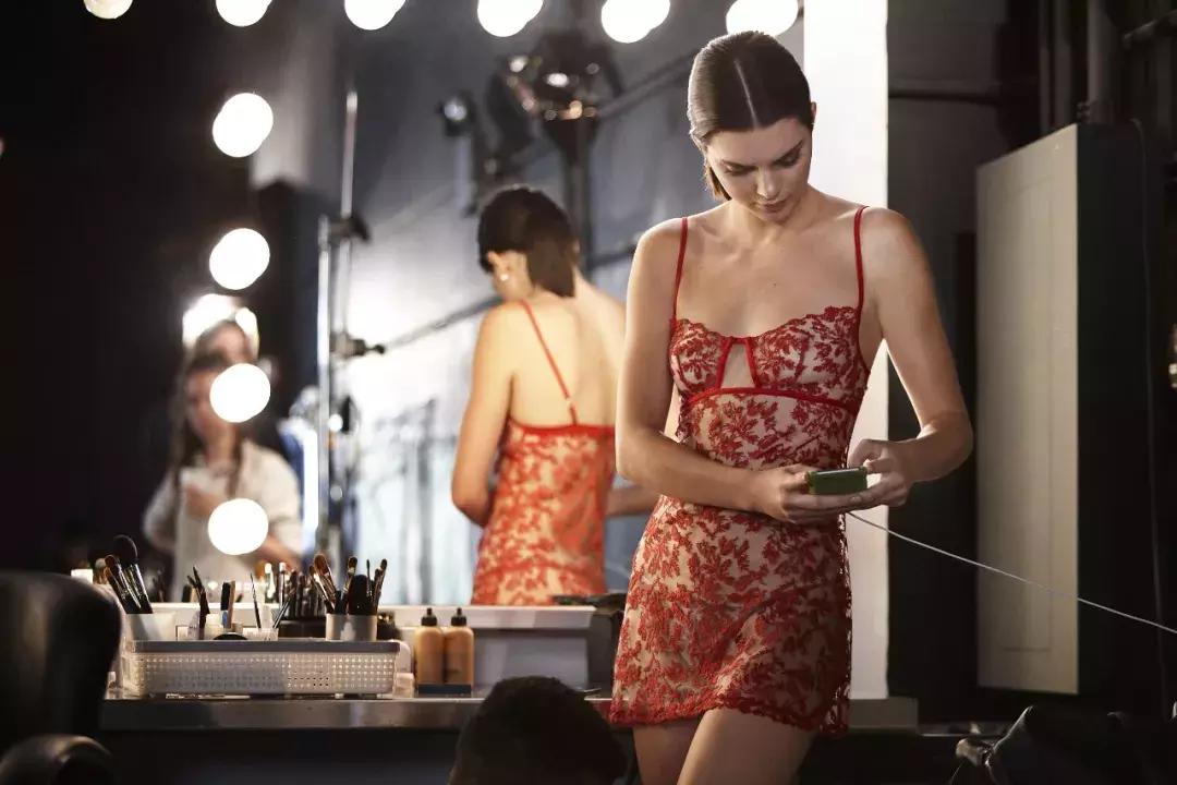 明星精致起来好吓人，花100万美金买床，20台加湿器放卧室