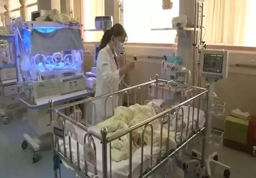 孩子出生一年才发现没屁股,男婴出生12小时发现无肛