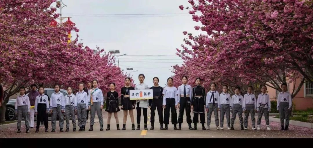 莱阳美韵莱西甜心的小超模们走进樱花小镇濯村大型社会实践活动