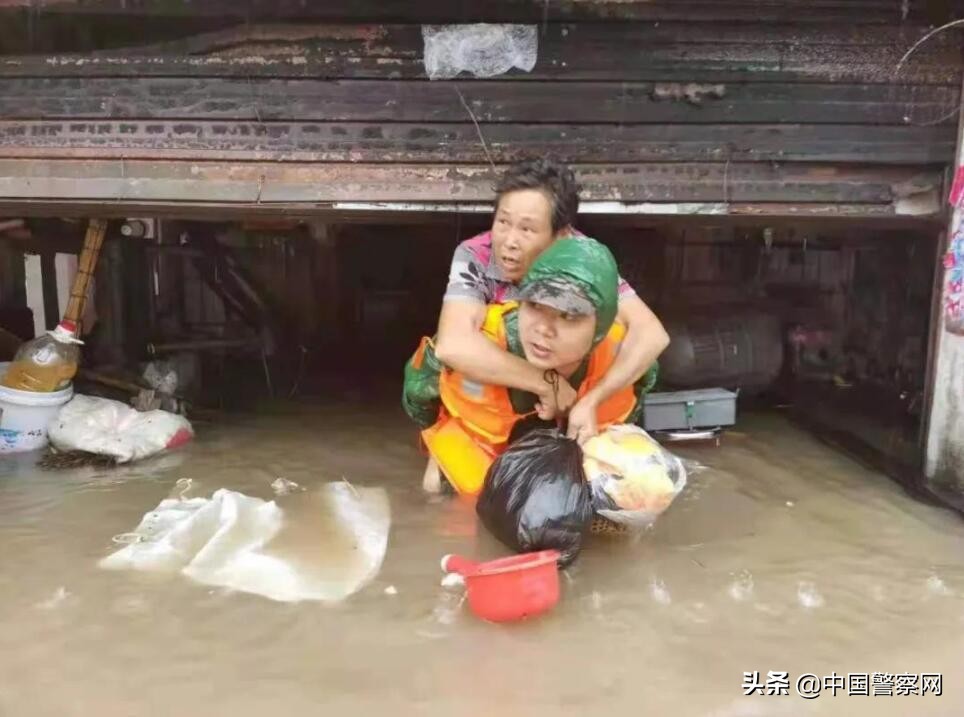群众被困深山七小时开展紧急救援,湖北公安救助大雪被困群众