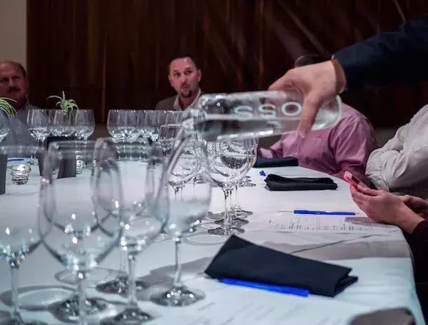 高端矿泉水对比纯净水哪家好,真正的高端矿泉水