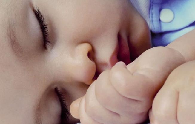 小孩吃母乳一直拉肚子怎么回事,纯母乳宝宝拉肚子拉水止泻小妙招