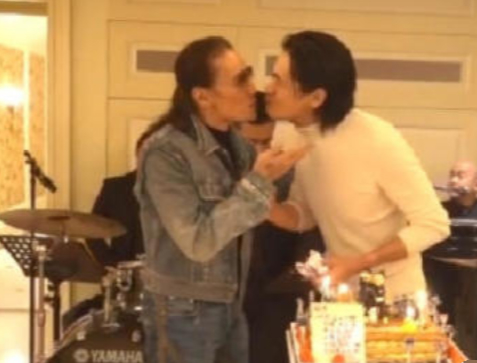 周润发谭咏麟爬山视频,周润发带群星爬山视频