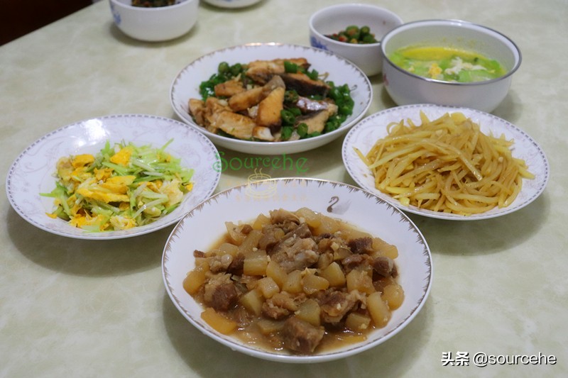 婆婆一天给儿媳做7顿饭,婆婆做的一家五口晚餐四菜