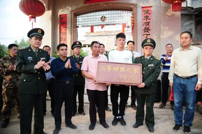 北流三等功现役军人送喜报,喜报我县两名现役军人荣获三等功