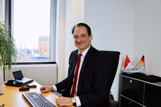 中欧班列架起开放新通道,中欧班列搭建经贸合作新平台