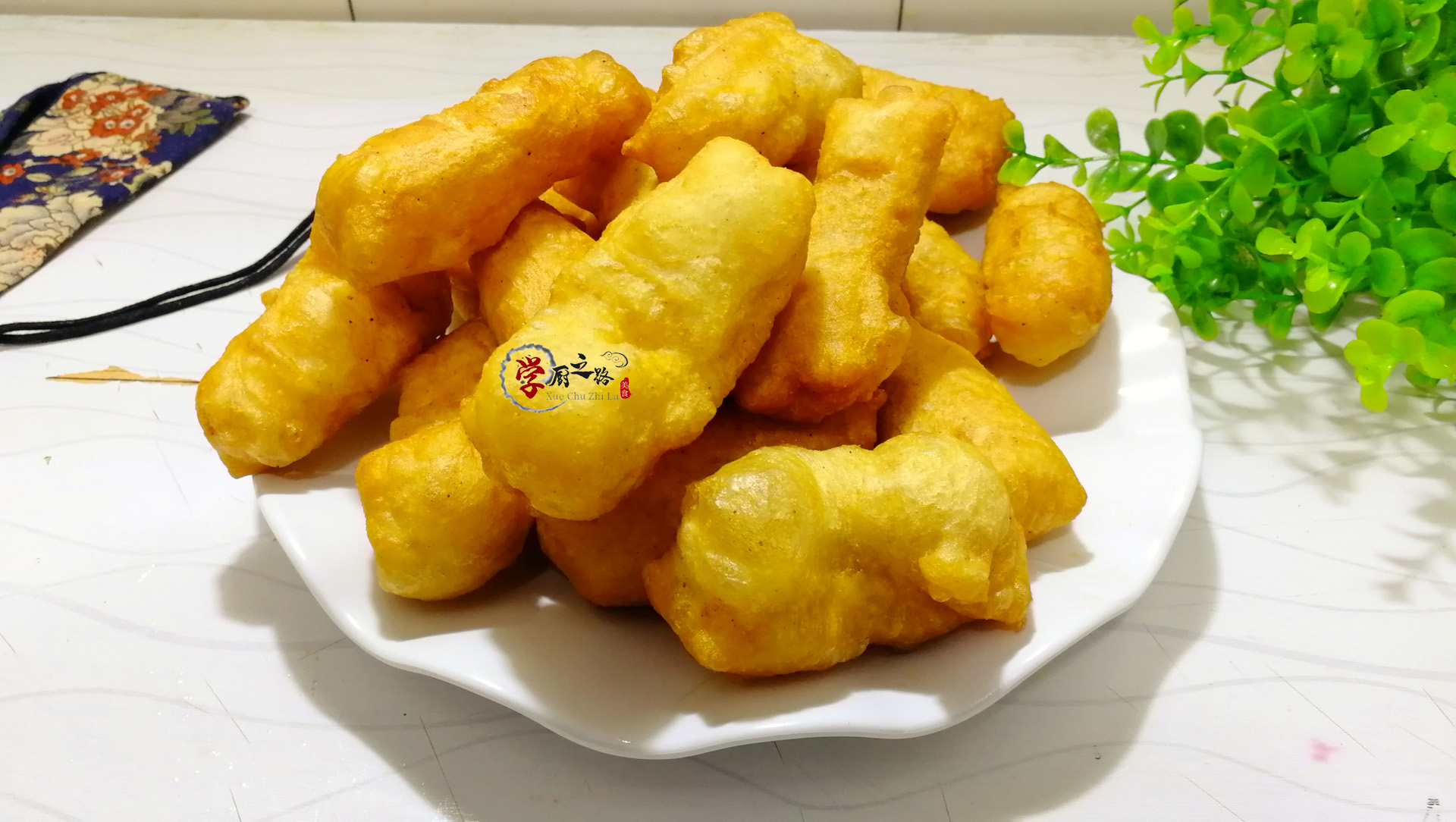 油条怎么做酥脆松软500克面粉隔夜,油条最简单的做法1千克面粉