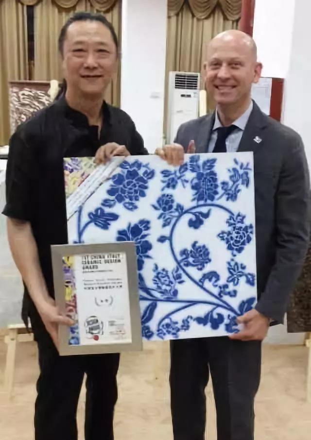 他，专注瓷砖领域做设计四十余年，上榜实至名归