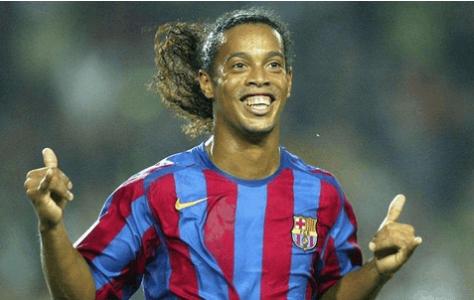 他是足球精灵，他的牛尾巴过人惊艳世界，现在用假护照被抓