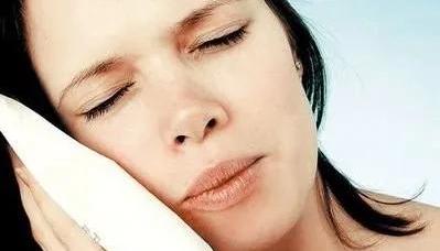 薰衣草精油对皮肤的功效,薰衣草精油保湿提亮肤色