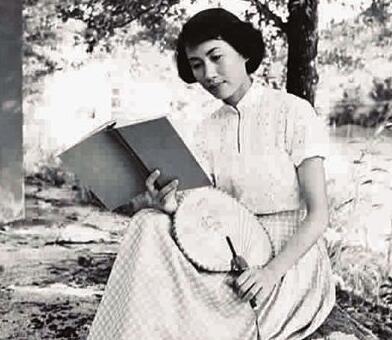 1988年,在大会上“请小平同志不要吸烟”的女人,后来怎样了