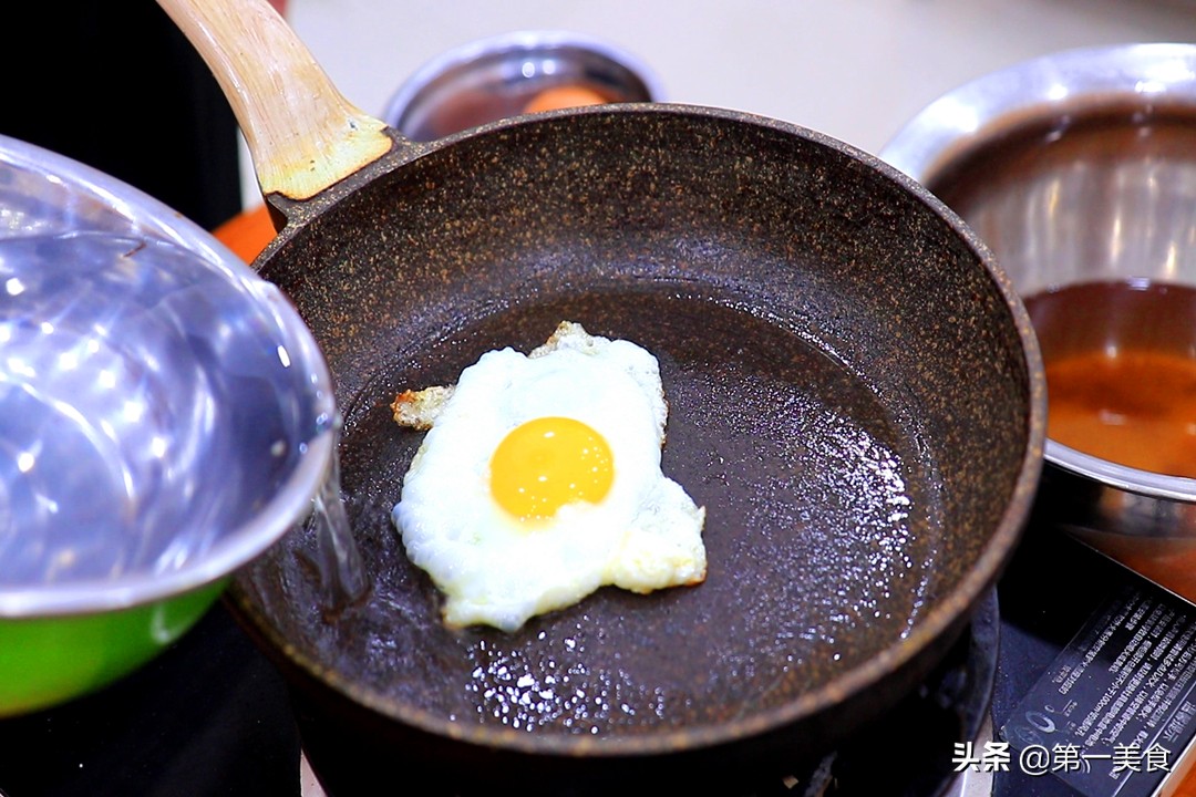 做荷包蛋怎么不粘勺子,做荷包蛋怎么不起沫