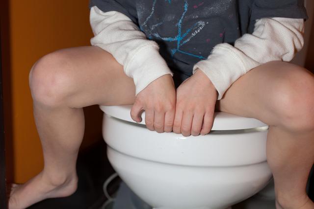 2岁宝宝抗拒蹲着拉粑粑什么原因,两岁宝宝不蹲着拉粑粑怎么办