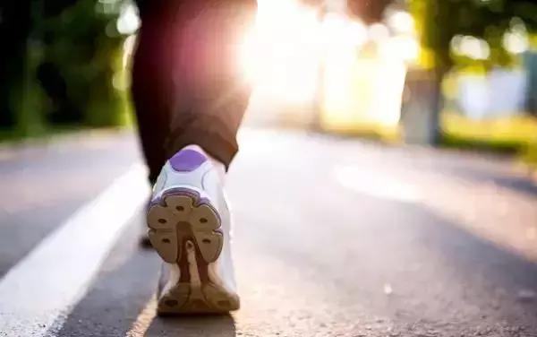 跑步导致脚底板疼,跑步脚底板疼怎么康复