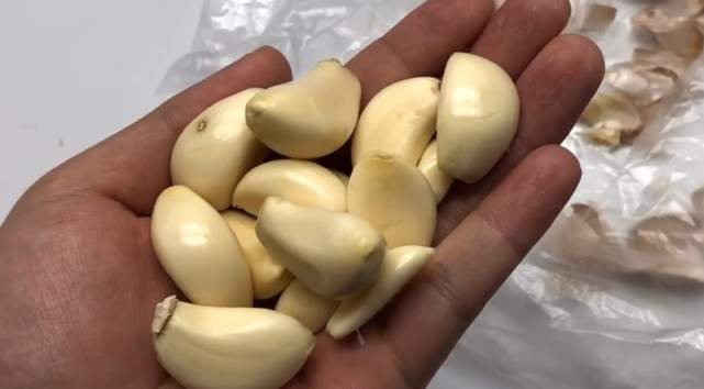 整棵大蒜怎么剥皮快小窍门,大蒜怎么好剥皮小窍门