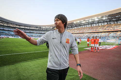 国足主帅李铁吹头发搞笑系列,国足主教练吹头发指挥原视频