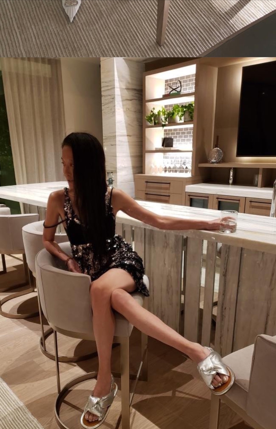 我真服了！70岁王微微有老人脸，但看到这玉女腿少女身材闭嘴了