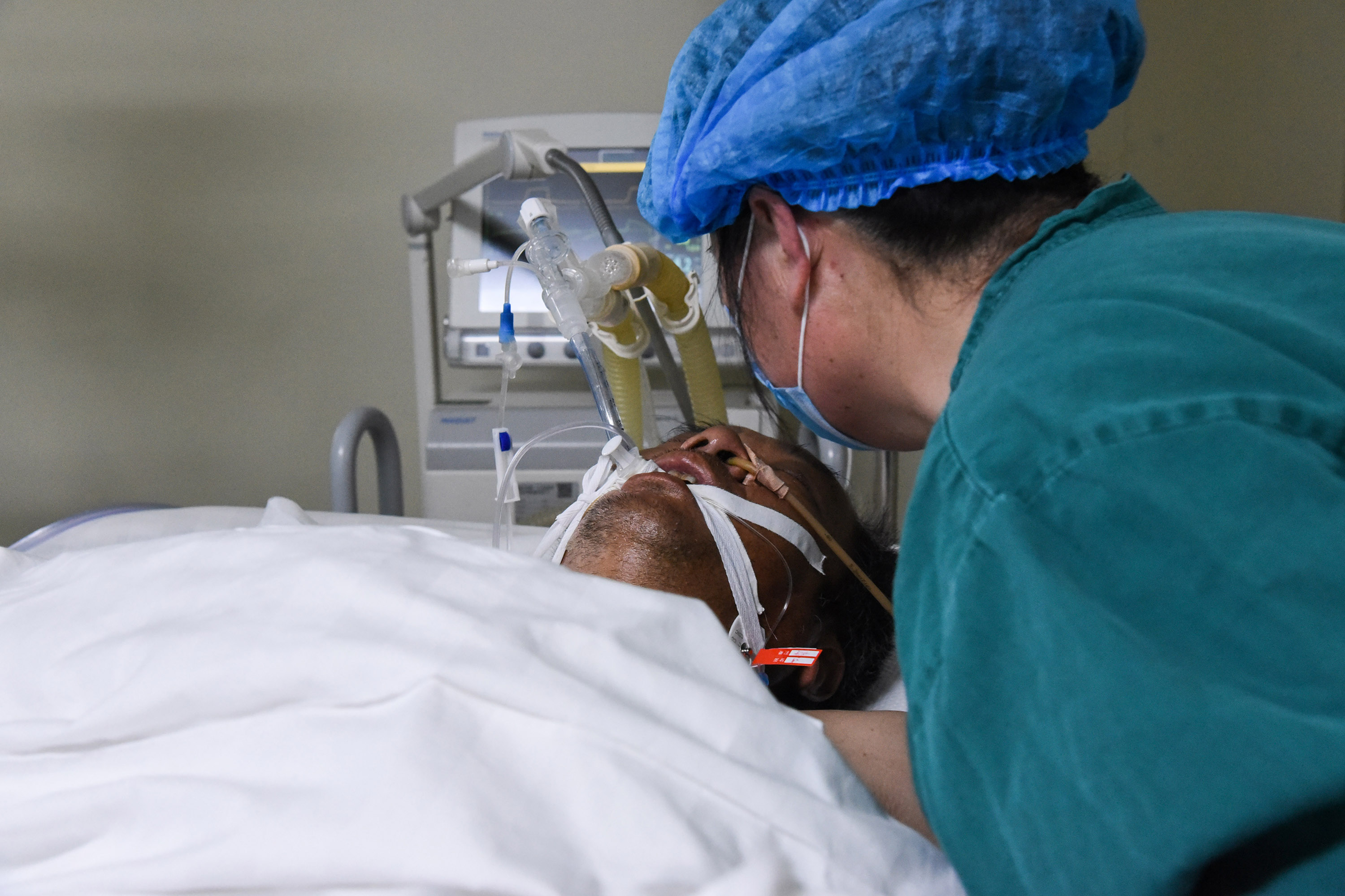 河南一男子因劳累致浑身疼痛，自泡药酒解压，一杯酒下肚后悲剧了