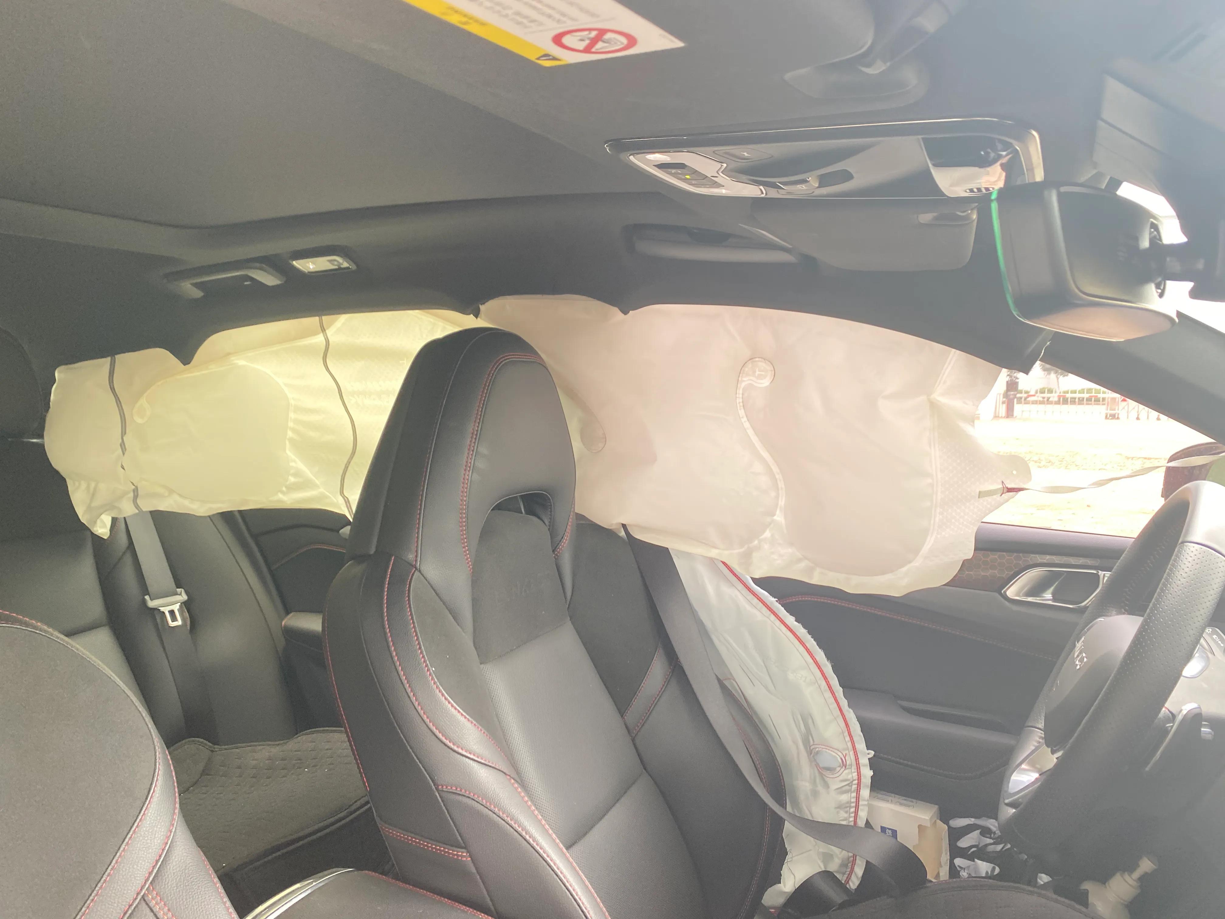 领克03低速行驶车辆无损伤无刮擦无碰撞弹出安全气囊并爆炸