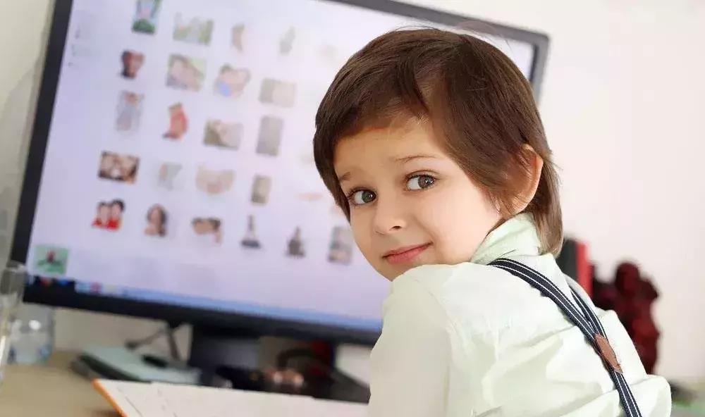 注意力不集中、鞋子穿反、喊他没反应？原来是孩子这里出了问题