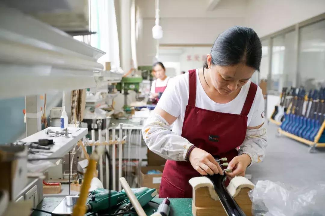 探访“网红”小镇:80万把乐器里的乡土经济学